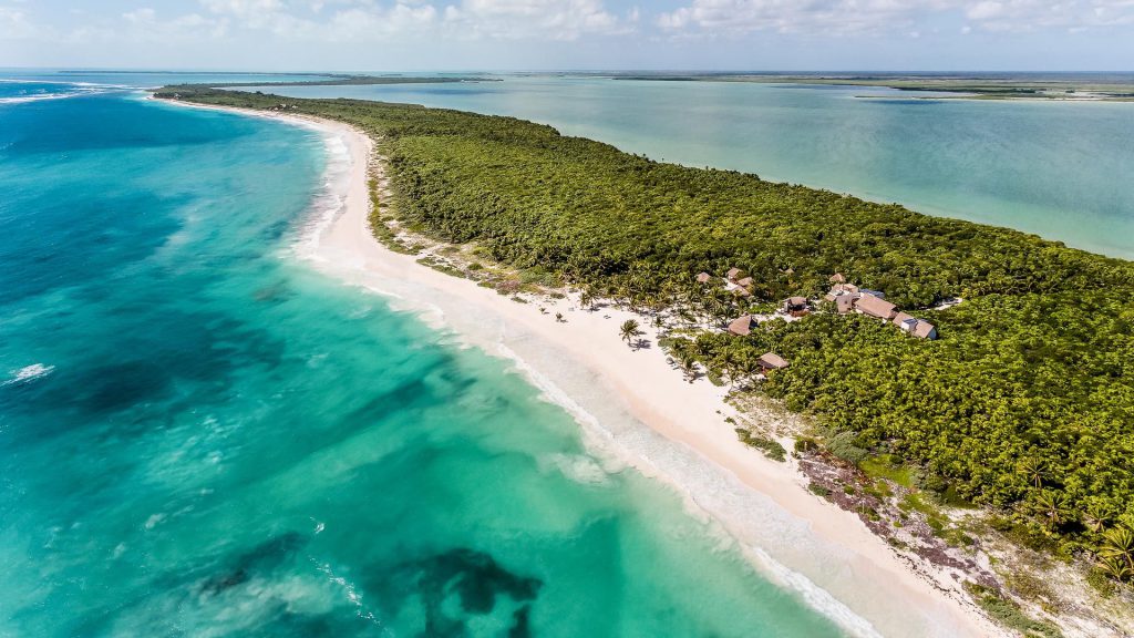 Dos grandes atributos distinguen a Quintana Roo globalmente. Su costa norte es un destino turístico de clase mundial conocido, directa o indirectamente, por millones de personas: el mayor de América Latina.