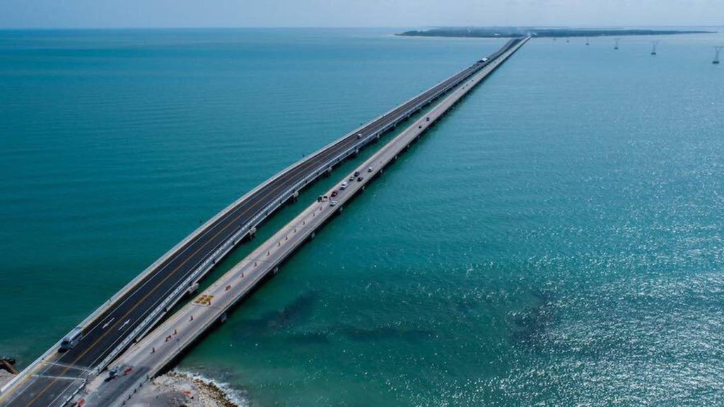 Respecto a los siglos de desarrollo de la civilización maya, existen importantes sitios en la Isla del Carmen, Campeche, que muestran el antiguo apogeo. Sobreviven en la selva o debajo de la moderna Ciudad del Carmen: Punta Estuardo (Puerto Real), Los Guarixés, Ensenada Grande, Boca Nueva, El Tiestal, Tatenam y La Caleta