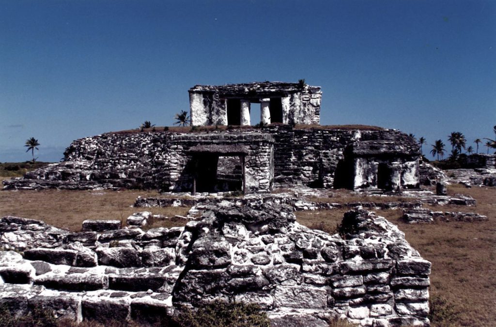 El asentamiento prehispánico de Chac Mool se ubica en la parte media de la costa oriental de la península de Yucatán, entre las bahías de la Ascensión y el Espíritu Santo. Colinda al oriente con el mar Caribe y al poniente con una vasta región de humedales, lagunas, manglares y petenes.