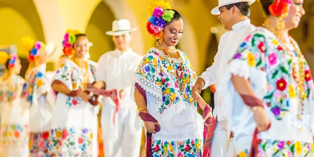 Aunque la jarana se identifica como una manifestación musical yucateca, surgió al mismo tiempo en Campeche y su lado danzario se convirtió en un baile típico virreinal, tanto con influencia andaluza (zapateado con un compás de seis por ocho) como aragonesa (valseado con un compás de tres por cuatro).