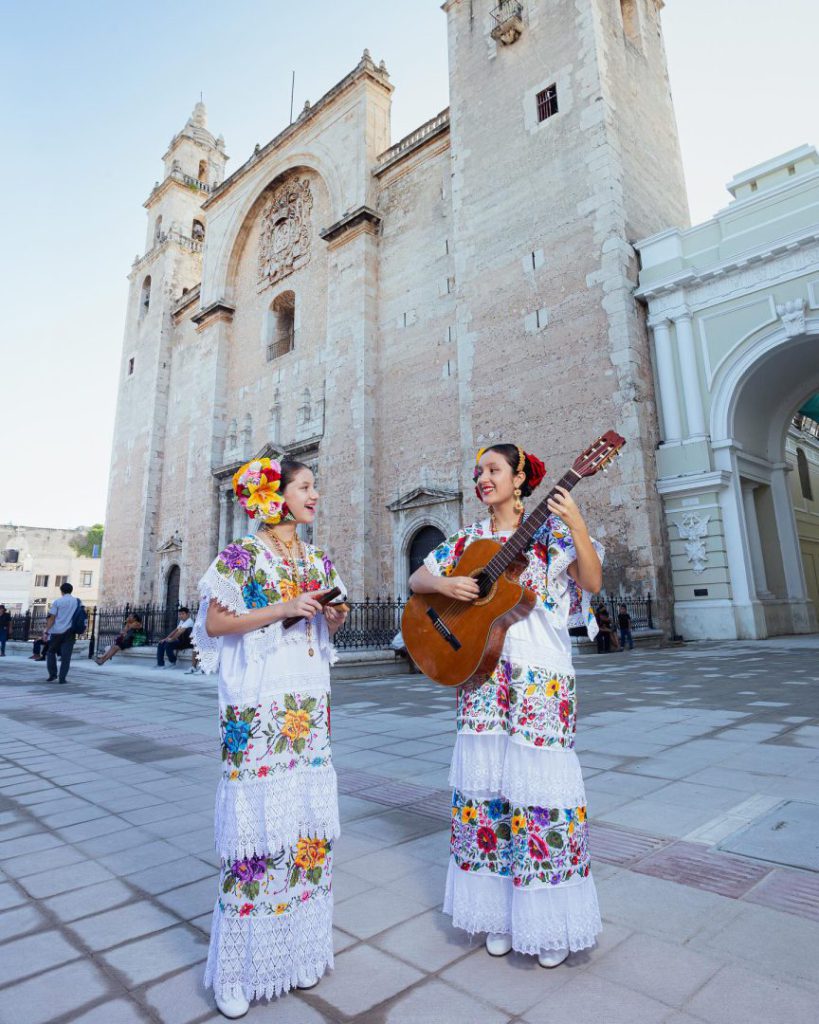 Las inmensas fortunas que se amasaron gracias a la explotación del henequén –y de los mayas en las haciendas henequeneras– no solamente transformaron el rostro de la capital yucateca durante el Porfiriato.