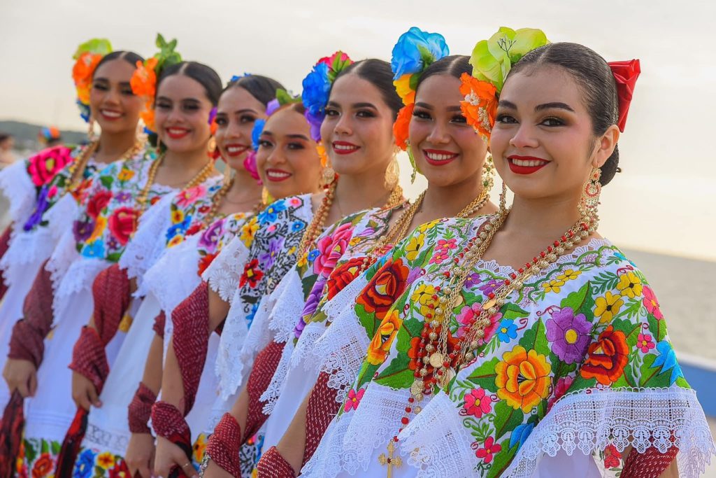 Aunque la jarana se identifica como una manifestación musical yucateca, surgió al mismo tiempo en Campeche y su lado danzario se convirtió en un baile típico virreinal, tanto con influencia andaluza (zapateado con un compás de seis por ocho) como aragonesa (valseado con un compás de tres por cuatro).