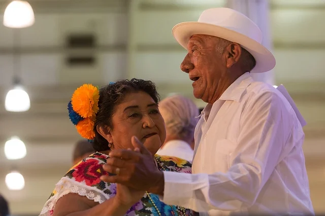 Mezcla de influencias africanas y europeas, fundamentalmente de la contradanza francesa, el danzón fue creado en Cuba por el músico y compositor Miguel Failde, a quien se le debe el primer danzón de la historia conocido como “Las Alturas del Simpson”, que fue interpretado por primera vez el uno de enero de 1879 en el Liceo de Matanzas.