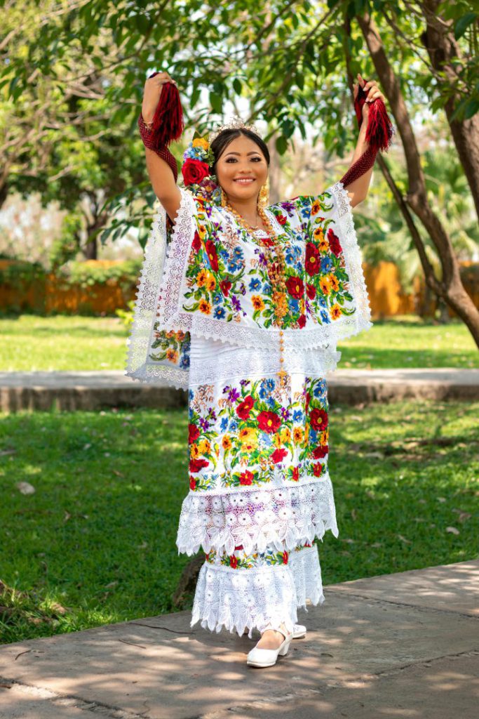 Aunque la jarana se identifica como una manifestación musical yucateca, surgió al mismo tiempo en Campeche y su lado danzario se convirtió en un baile típico virreinal, tanto con influencia andaluza (zapateado con un compás de seis por ocho) como aragonesa (valseado con un compás de tres por cuatro).