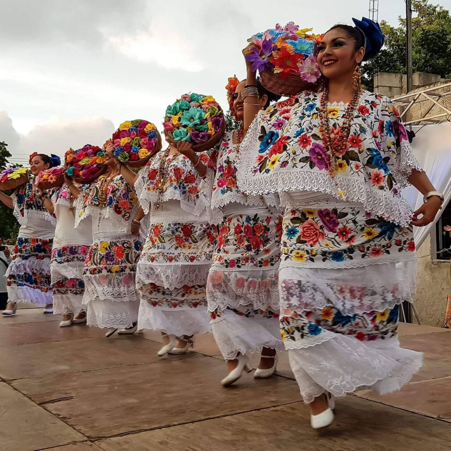 La jarana 6x8, zapateada, nieta de los aires andaluces e hija de los sones mestizos, es un movimiento vivo marcado a dos tiempos, cuyo acento rítmico cae en el segundo tercio del tiempo ligero del compás, en una nota que puede ser prolongada hasta el tercer tercio o sincopada hasta el primer tercio del compás siguiente.