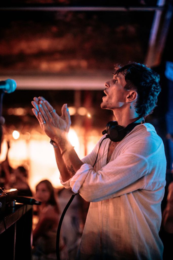 Con una guitarra en manos y una pasión desbordante por la música, J.Pool es un artista cuyo viaje lo ha llevado a fusionar ritmos de todo el mundo, encontrando en Tulum el escenario perfecto para su arte. 