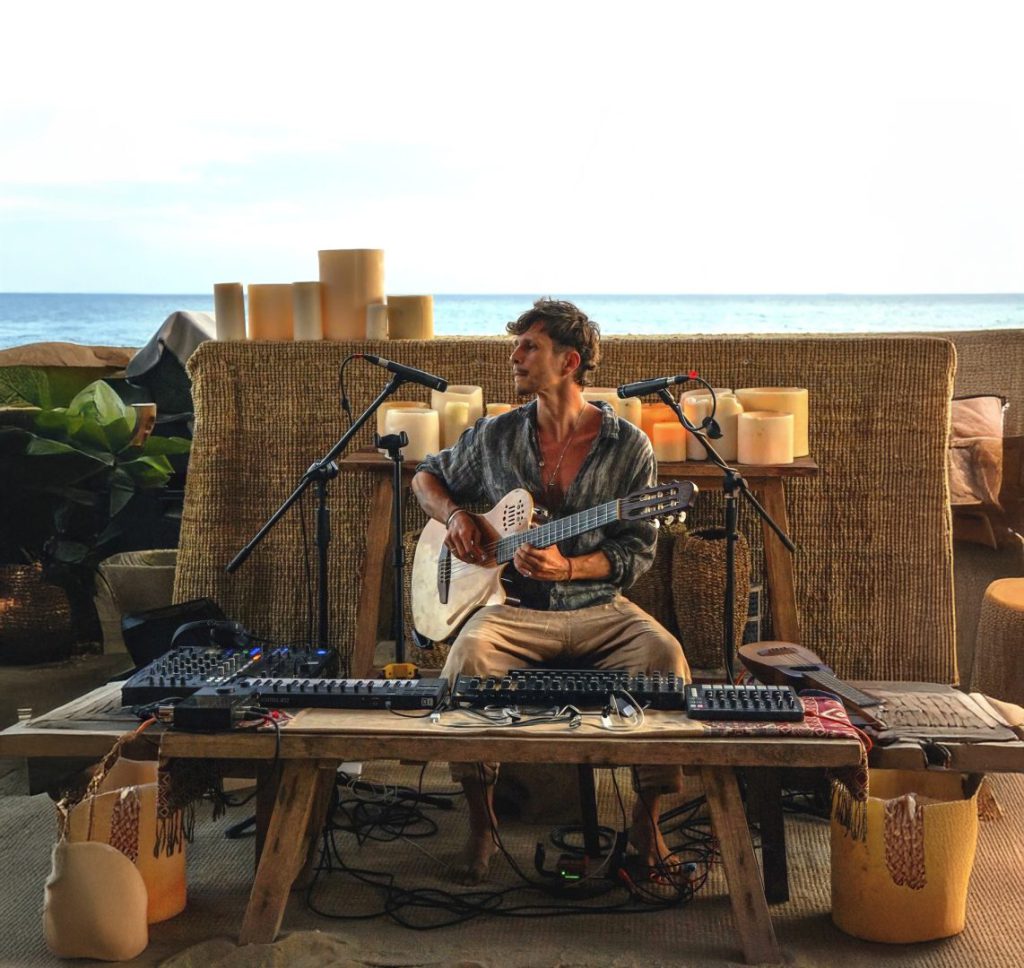 Con una guitarra en manos y una pasión desbordante por la música, J.Pool es un artista cuyo viaje lo ha llevado a fusionar ritmos de todo el mundo, encontrando en Tulum el escenario perfecto para su arte. 