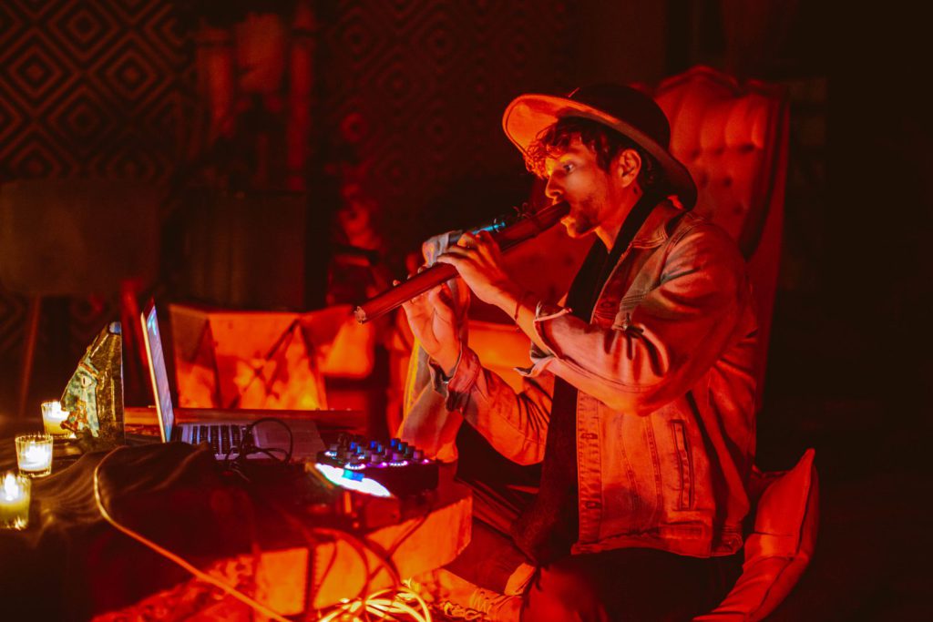 Con una guitarra en manos y una pasión desbordante por la música, J.Pool es un artista cuyo viaje lo ha llevado a fusionar ritmos de todo el mundo, encontrando en Tulum el escenario perfecto para su arte. 